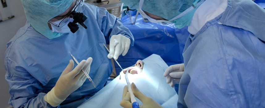 Qui peut poser un implant dentaire ?