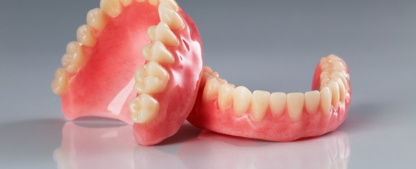 Réparation d’un dentier, dentiste vs prothésiste