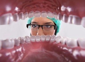 Resserrer les dents d’un ado au lieu d’attendre 18 ans pour poser des implants