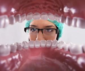 Resserrer les dents d’un ado au lieu d’attendre 18 ans pour poser des implants