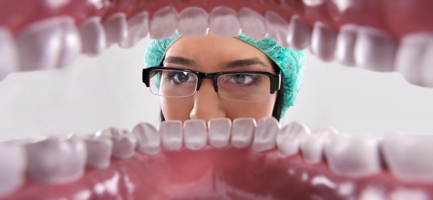 Resserrer les dents d’un ado au lieu d’attendre 18 ans pour poser des implants